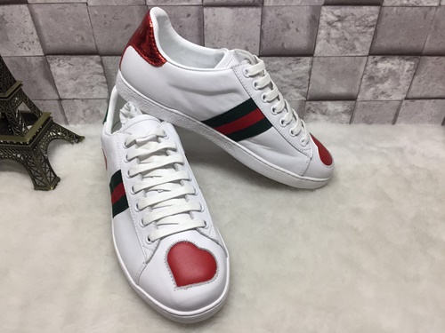 tenis branco feminino com coracao